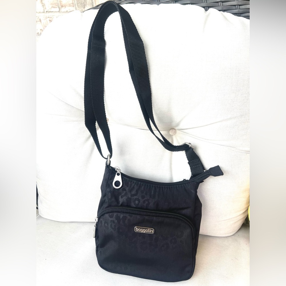 Baggallini Joey bag, how you doin'? Great bag for travel/everyday use!
